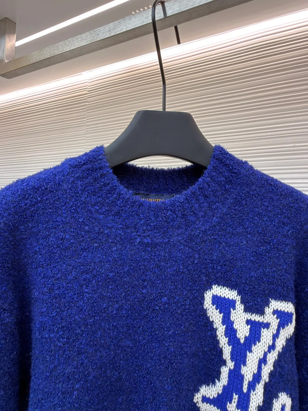 LOUIS VUITTON double-sided intarsia sweater ●Original version: purchased and developed for 9999 ●Item number: 1680924-A85 ●Fabric: wool blended fabric ●Technology: knitted intarsia production ●Version: fitted version ●Weight: about 620 grams ●Size: S-M-L-XL ●Description: Made of custom-woven and dyed sheep wool 65% cotton% 20 Spandex 15%. The special washing process is very soft and skin-friendly. It has 7 knitting workers. The thickness of each stitch of the inlay on the clothing logo is consistent with ZP. The back logo is mirror inlay. This crew-neck sweater is made of a blend of sheep wool and yak hair, and uses thick yarn to create a comfortable texture. The contrasting LV logo is integrated into the knitted fabric, and the mirror-effect logo is cleverly displayed on the rear. The casual and elegant design makes it easy to style your weekend look. The overall wiring is straight and delicate, the fabric is comfortable and soft, and the color is consistent without color difference. It can be matched with the same style to create a fashionable look and control various occasions. Customized accessories, complete with three standards, same style for men and women!